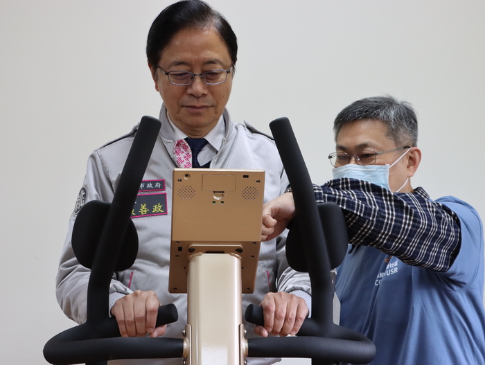 張善政市長體驗使用運動器材圖片