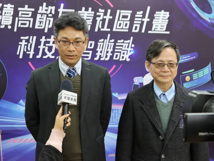 楊主秘接受記者採訪圖片