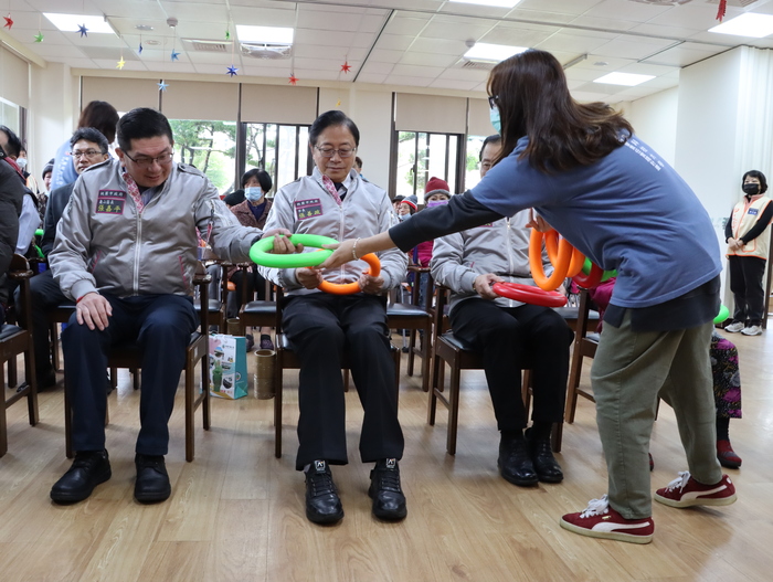 張善政市長與張嘉平區長體驗肌耐力活動圖片