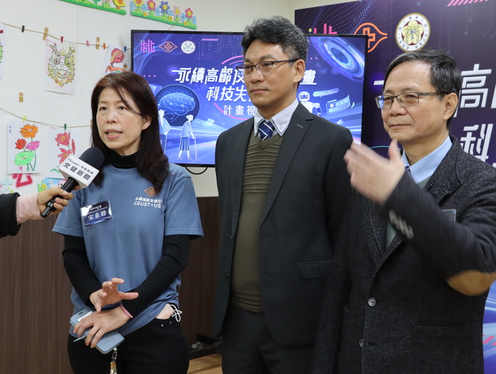 宋素卿副教授與楊主秘共同接受記者採訪圖片