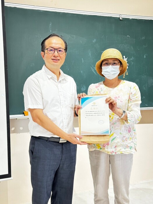 邱慧芬主任上台領取感謝狀圖片