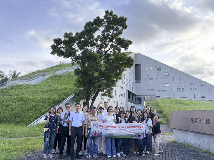 全體團員與國立臺東大學圖書館館長謝明哲教授(左4)於圖書館前合影留念
