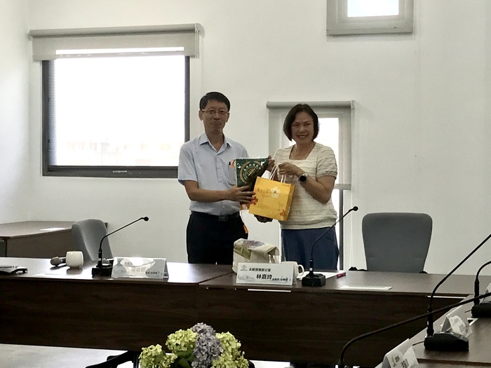 兩校互贈校旗及伴手禮