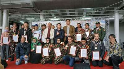 印尼文化舞蹈節，翁政興老與林嘉玲永續長及志工合照