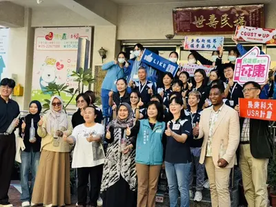 來自印尼與美國5位學者專家，造訪民雄鄉衛生所並與當地移民工合影